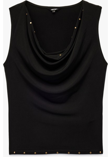 Slim Fit Metal Aksesuarlı Kolsuz Degaje Yaka Bluz
