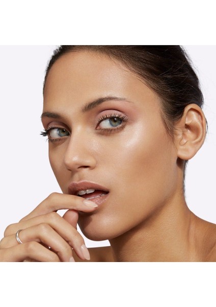 Işıltılı Parçacıklarla Cildin Soluk Görünümünü Canlandıran ve Aydınlatan Nemlendirici / Seyahat Boy fırsatları