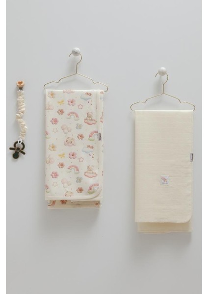 3’lü Bebek Seti %100 Pamuk 80-90CM 1 Müslin Battaniye + 1 Penye Battaniye + Emzik Askısı Hediyelik Krem CRML.KRM.BTK2207
