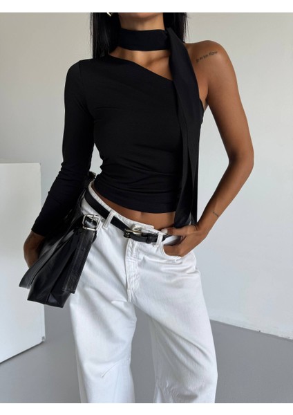 Asimetrik Yaka Fularlı Tek Kol Omuz Detaylı Sandy Kumaş Crop / Bluz