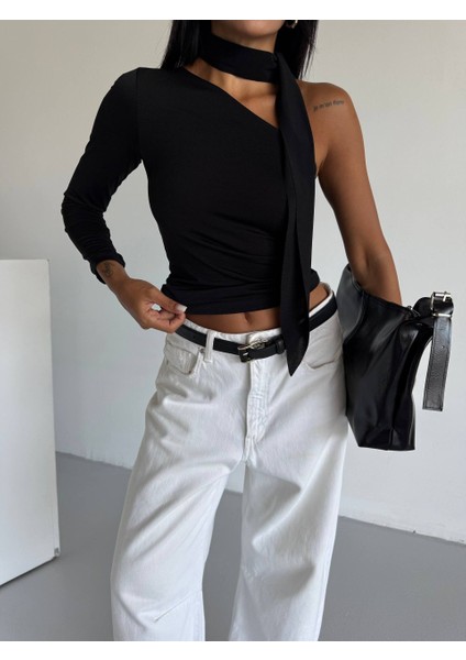 Asimetrik Yaka Fularlı Tek Kol Omuz Detaylı Sandy Kumaş Crop / Bluz modelleri