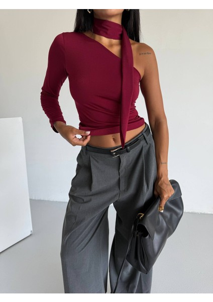Asimetrik Yaka Fularlı Tek Kol Omuz Detaylı Sandy Kumaş Crop / Bluz
