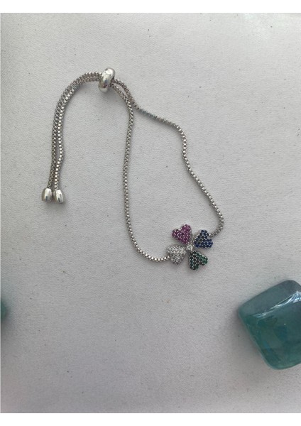 Yonca Yapraklı Parlak Taşlı Ayarlabilir Bileklik Gümüş Renk indirimleri