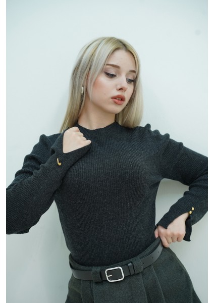 Yarım Balıkçı Kolu Yırtmaç ve Düğme Detay Kazak