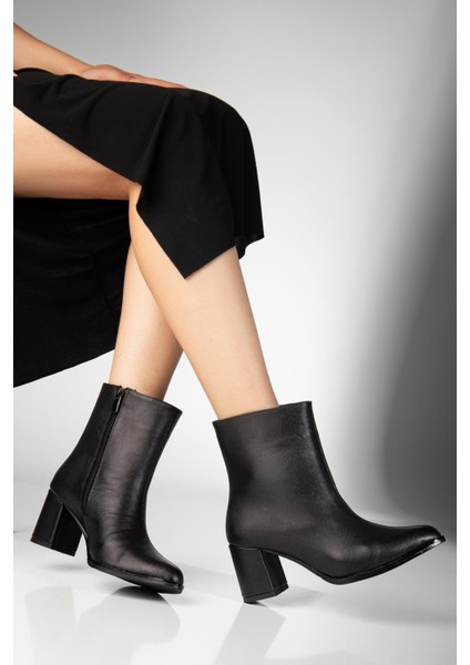 Siyah Hakiki Deri Önden Dikişli Fermuarlı Sivri Burun Özel Tasarım Premium Kadın Topuklu Bot fiyatları