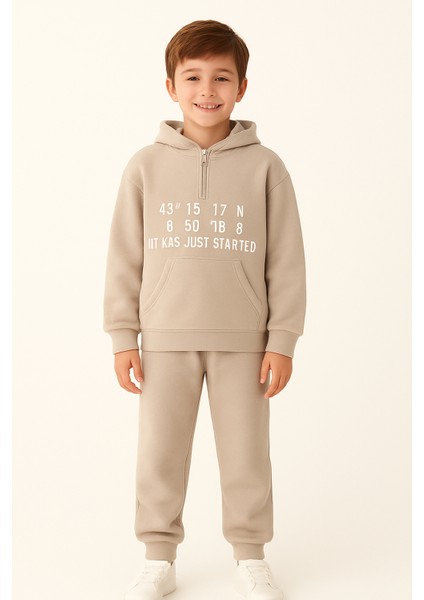 Erkek Çocuk Bej Kapüşonlu Yarım Fermuarlı 3 Iplik Eşofman Takımı – It Has Just Started Baskılı, Şardonlu Kumaş