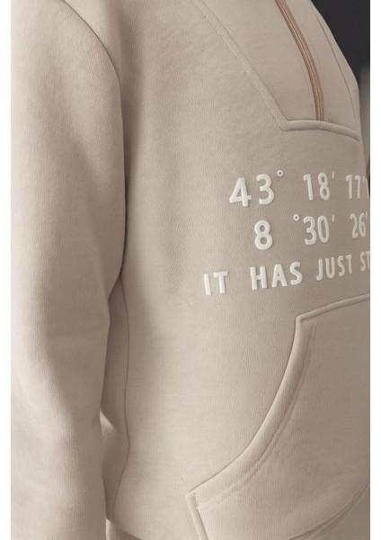Erkek Çocuk Bej Kapüşonlu Yarım Fermuarlı 3 Iplik Eşofman Takımı – It Has Just Started Baskılı, Şardonlu Kumaş