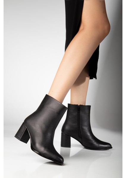 Siyah Hakiki Deri Önden Dikişli Fermuarlı Sivri Burun Özel Tasarım Premium Kadın Topuklu Bot
