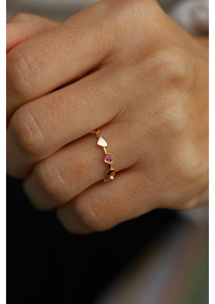 14 Ayar Altın Sıralı Fuşya ve Cilalı Kalpler Yüzük