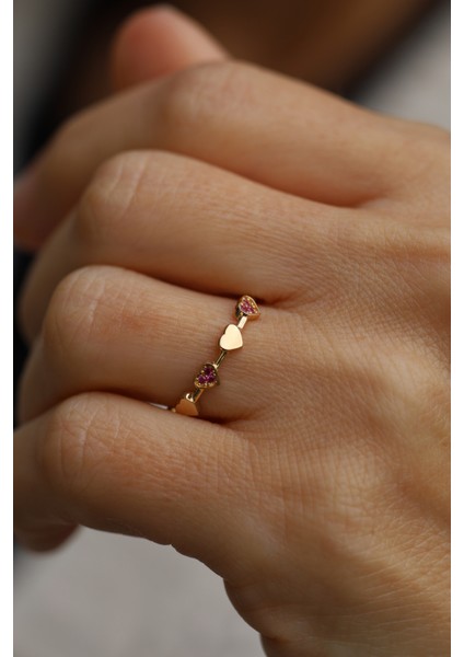 14 Ayar Altın Sıralı Fuşya ve Cilalı Kalpler Yüzük fiyatları