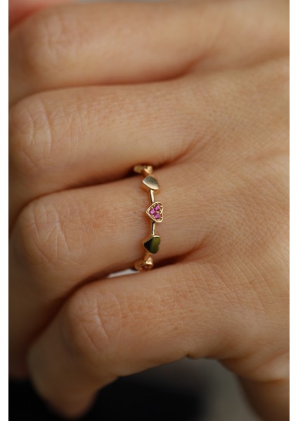 14 Ayar Altın Sıralı Fuşya ve Cilalı Kalpler Yüzük modelleri