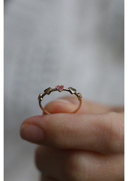 14 Ayar Altın Sıralı Fuşya ve Cilalı Kalpler Yüzük fırsatları