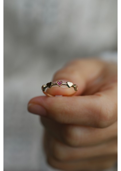 14 Ayar Altın Sıralı Fuşya ve Cilalı Kalpler Yüzük indirimleri