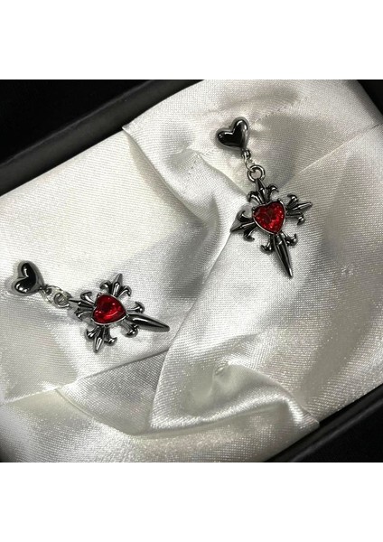 Kalp Taşlı Gotik Haç Küpe