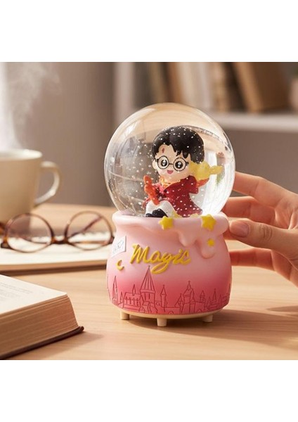 Büyülü Kar Küresi - Sihirli Okul Temalı Büyük Boy Püskürtmeli Kırmızı Cübbeli Figür Işıklı Dekor