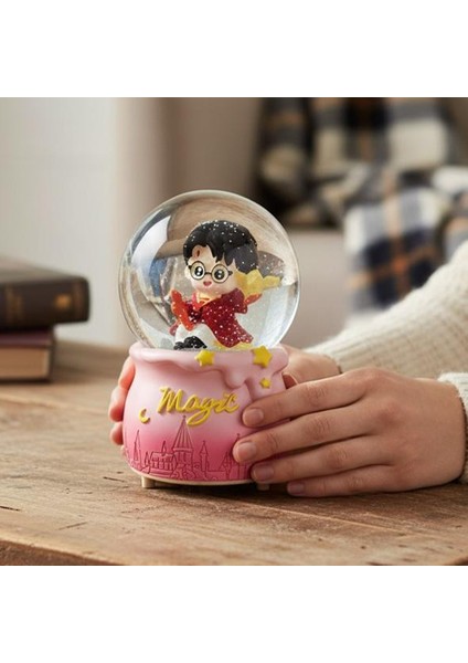 Büyülü Kar Küresi - Sihirli Okul Temalı Büyük Boy Püskürtmeli Kırmızı Cübbeli Figür Işıklı Dekor fiyatları
