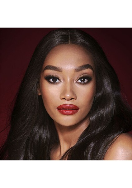 The Bombshell Deep Makeup Kit modelleri