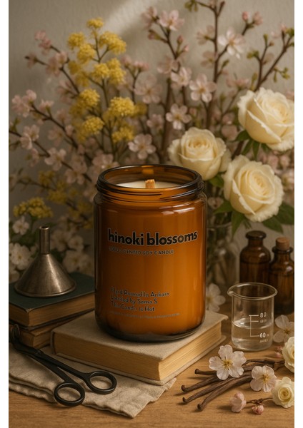 : Hinoki Blossoms : Amber Cam Kavanozda : Kokulu Soya Mum (Hinoki Çiçeği, Kiraz Çiçeği, Papatya, Beyaz Gül Özü)