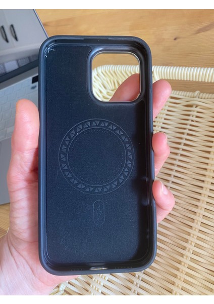 Apple Iphone 16 Pro Max Magsafe Özellikli Deri Görünümlü Kılıf indirimleri