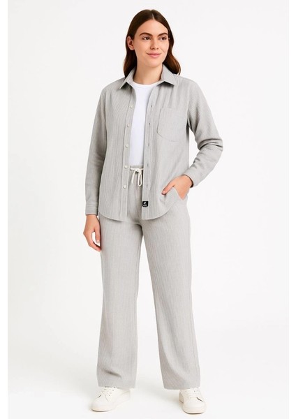 Kadife Oversize Takım – Gömlek ve Pantolon Ikili Set Füme Corduroy Şıklığı, Rahat ve Zarif Duruş Yumuşak Dokulu Kadife Kumaş, Düğmeli Gömlek Üst ve Lastikli Pantolon Alt Parça ile Gün Boyu Konfor- Gri