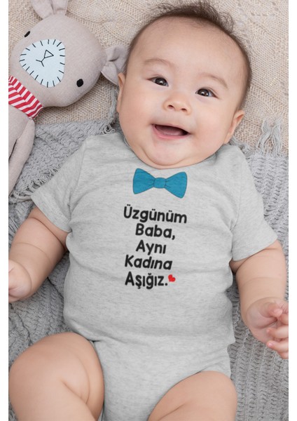 Organik Pamuk Üzgünüm Baba Aynı Kadına Aşığız Yazılı Gri Bebek Body Badi Çıtçıtlı Zıbın 5047-G