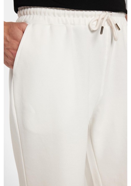 Erkek Regular Rahat Kesim Beli Lastikli Bağlamalı Yandan Cepli Ekru Bermuda Şort modelleri