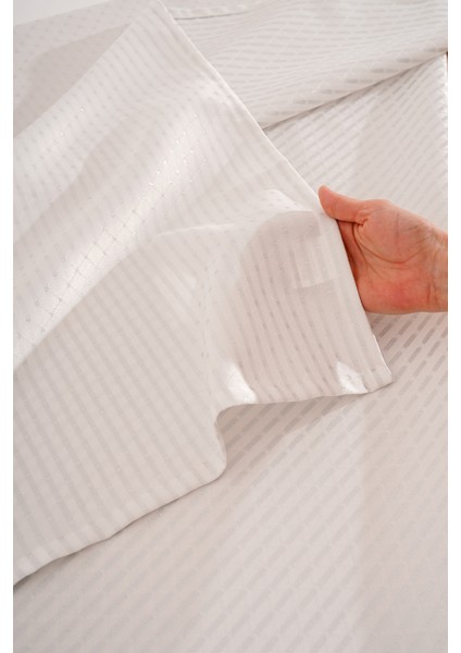 Geometrik Desenli Simli Masa Örtüsü fırsatları