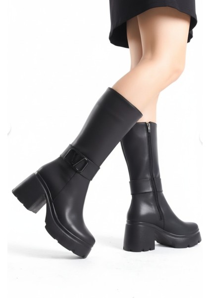 Yandan Fermuarlı V Logo Detaylı Yüksek Rahat Topuklu Kadın Siyah Kısa Çizme