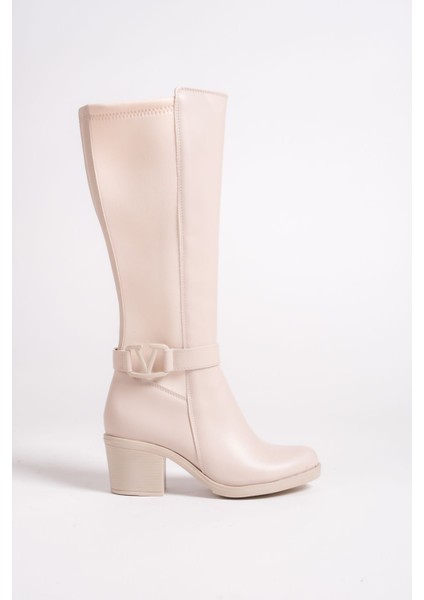 Krem Deri Görünümlü Arkası Streç Esnek Kalın Orta Yüksek Topuklu V Metal Detay Fermuarlı Uzun Çizme modelleri