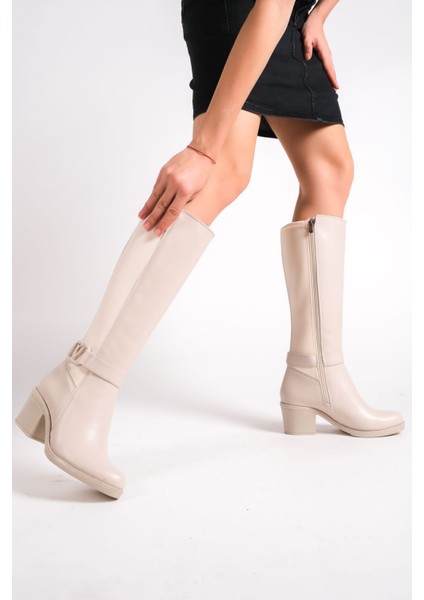Krem Deri Görünümlü Arkası Streç Esnek Kalın Orta Yüksek Topuklu V Metal Detay Fermuarlı Uzun Çizme indirimleri