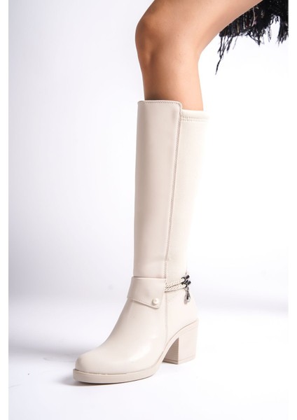 Krem Deri Görünümlü Arkası Streç Esnek Kalın Orta Yüksek Topuklu Toka Detaylı Fermuarlı Uzun Çizme modelleri