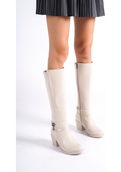 Krem Deri Görünümlü Arkası Streç Esnek Kalın Orta Yüksek Topuklu Toka Detaylı Fermuarlı Uzun Çizme