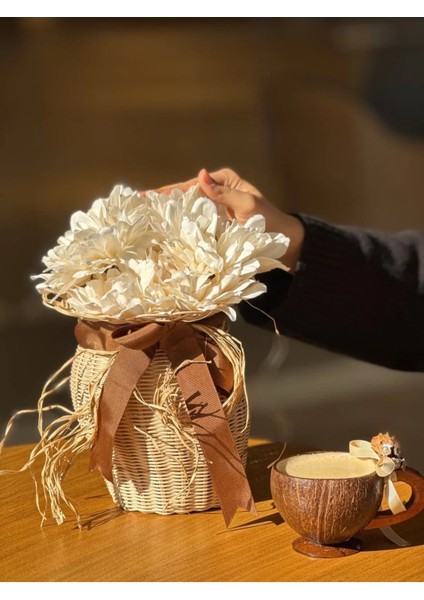 2’li El Yapımı Rattan Vazo Seti – Kahverengi Kurdele Detaylı & Krizantem Çiçek