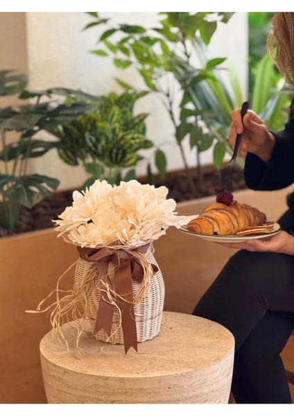 2’li El Yapımı Rattan Vazo Seti – Kahverengi Kurdele Detaylı & Krizantem Çiçek fırsatları