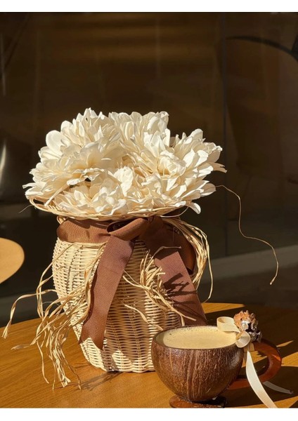 2’li El Yapımı Rattan Vazo Seti – Kahverengi Kurdele Detaylı & Krizantem Çiçek