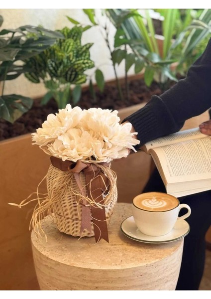 2’li El Yapımı Rattan Vazo Seti – Kahverengi Kurdele Detaylı & Krizantem Çiçek