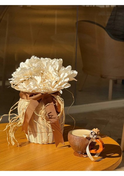 2’li El Yapımı Rattan Vazo Seti – Kahverengi Kurdele Detaylı & Krizantem Çiçek