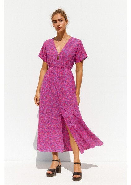 Çiçek Desenli Yırtmaç Detaylı Midi Boy Elbise