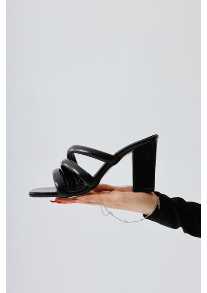 Sasima Siyah Yılan Desenli Bantlı Topuklu Terlik