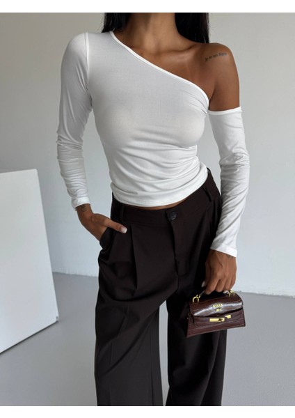 Asimetrik Yaka Omuz Detaylı Uzun Kollu Sandy Kumaş Crop / Bluz