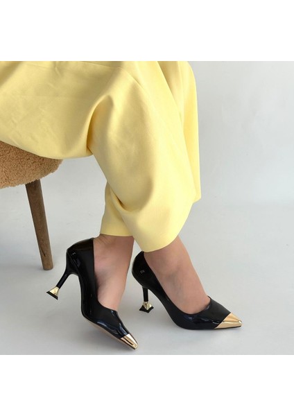 Artem Siyah Rugan Topuklu Ayakkabı fırsatları