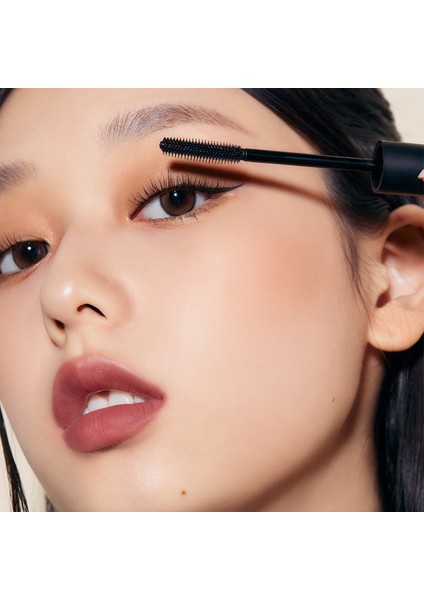 Lash Up Comb Mascara / Vegan Formül ile Hacim ve Uzunluk Sunan Tarak Fırçalı Maskara modelleri