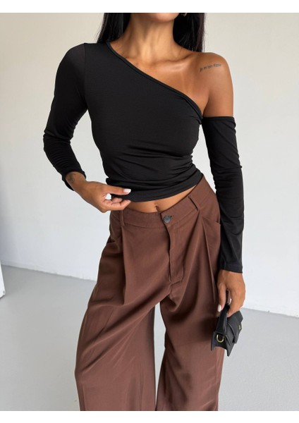 Asimetrik Yaka Omuz Detaylı Uzun Kollu Sandy Kumaş Crop / Bluz