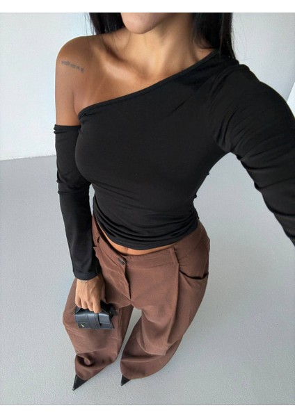 Asimetrik Yaka Omuz Detaylı Uzun Kollu Sandy Kumaş Crop / Bluz fırsatları