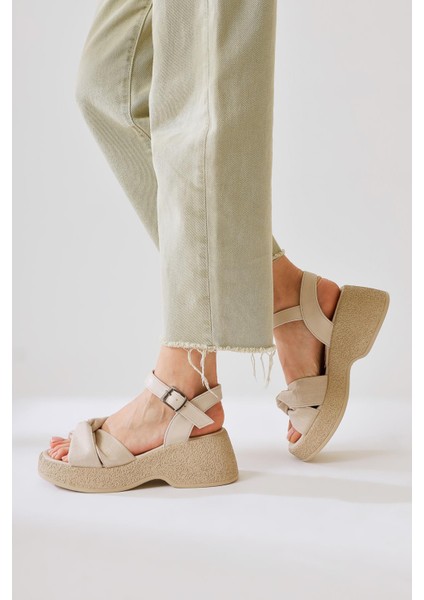 Mastan Bej Kalın Topuklu Çarpraz Bantlı Kalın Topuklu Sandalet