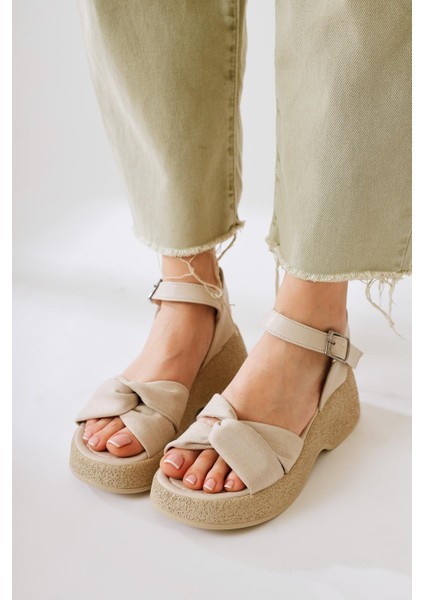Mastan Bej Kalın Topuklu Çarpraz Bantlı Kalın Topuklu Sandalet fiyatları