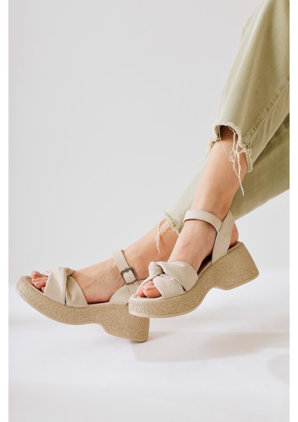 Mastan Bej Kalın Topuklu Çarpraz Bantlı Kalın Topuklu Sandalet modelleri