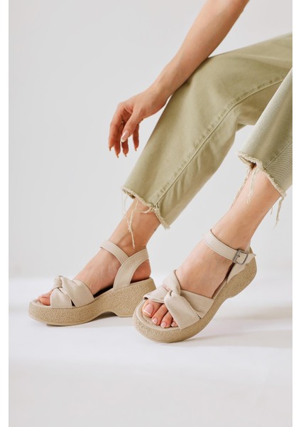 Mastan Bej Kalın Topuklu Çarpraz Bantlı Kalın Topuklu Sandalet fırsatları