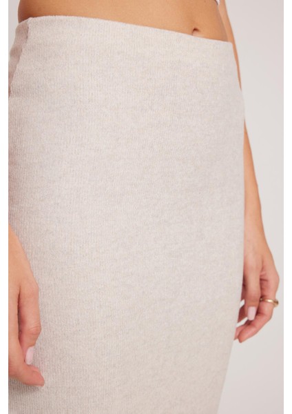 Kadın Slim Fit Dar Kesim Yırtmaçlı Bej Etek modelleri