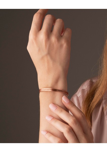 Içi Çizgi Desenli Dışı Ayetel Kürsi Yazılı Ince Bakır Bilezik